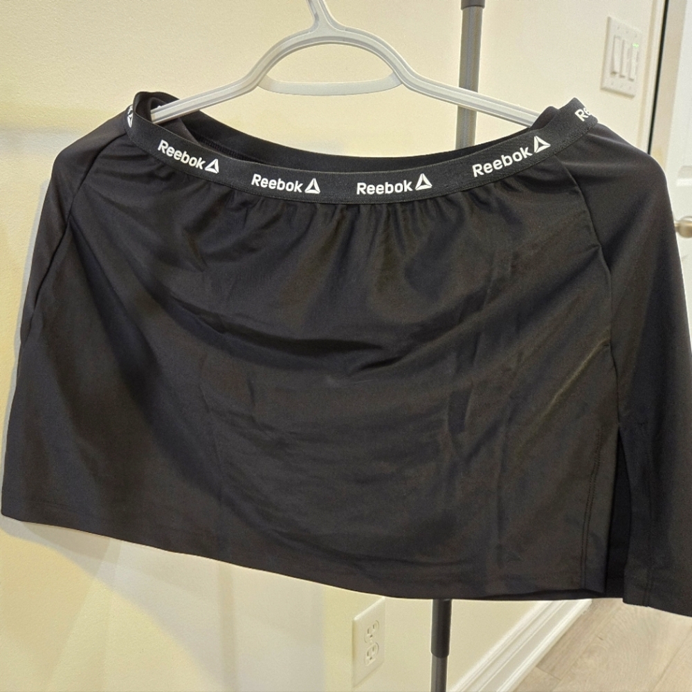 3/55$ - NWT Reebok Black Sports Skort With Slit